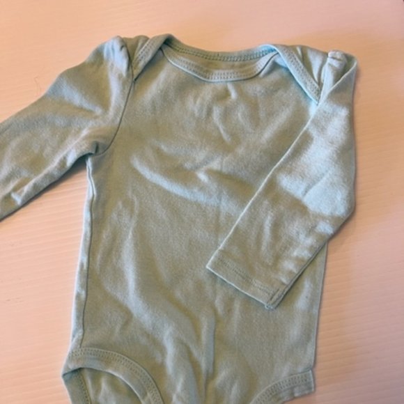 SIX (6) onesies all size 6-9 months, various brands and sleeve sizes - Picture 8 of 13